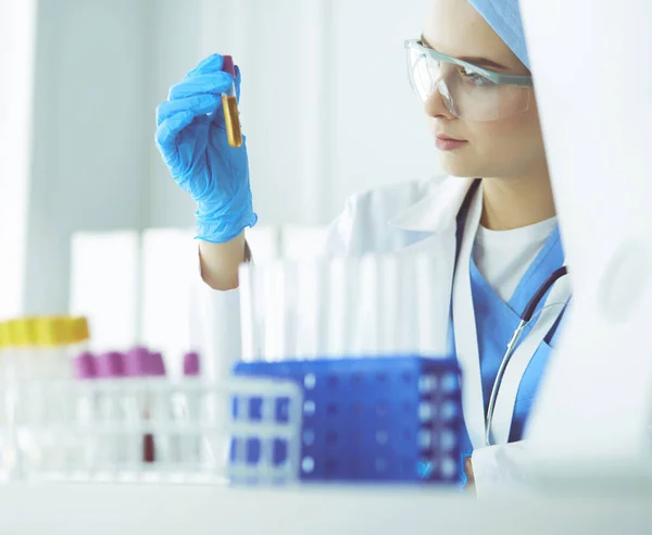 Laboratoriumassistente die een bloedmonster analyseert — Stockfoto