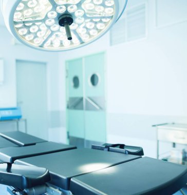 Modern klinikteki ameliyathane.