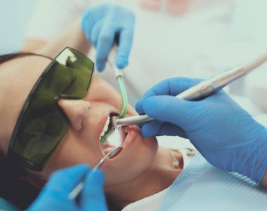 Diş hekimi ve diş hekimlerindeki hasta.