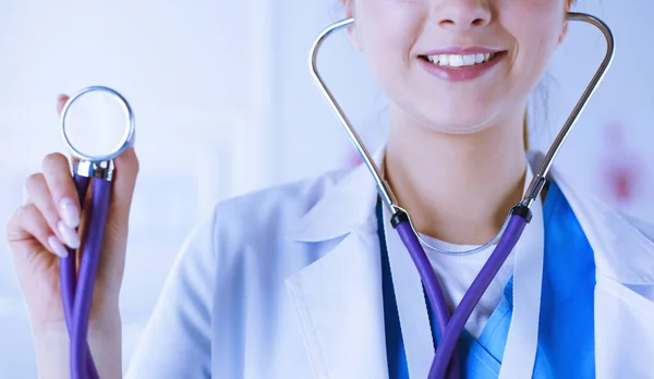 Médico sorridente mulher com estetoscópio no hospital — Fotografia de Stock