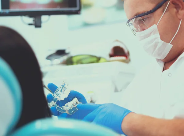 Mulher sênior bonita no dentista tendo tratamento dentário no consultório de dentistas — Fotografia de Stock