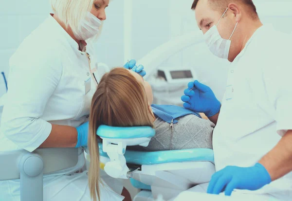 歯医者と助手は徹底的な検査を — ストック写真