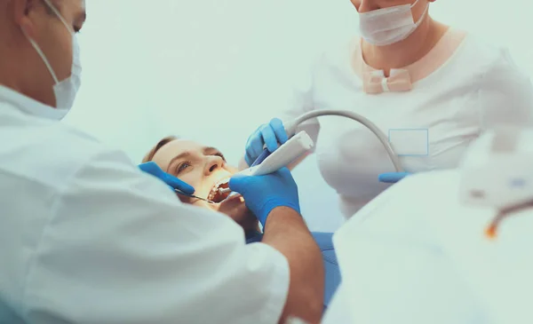 歯科医院の医師と患者 — ストック写真