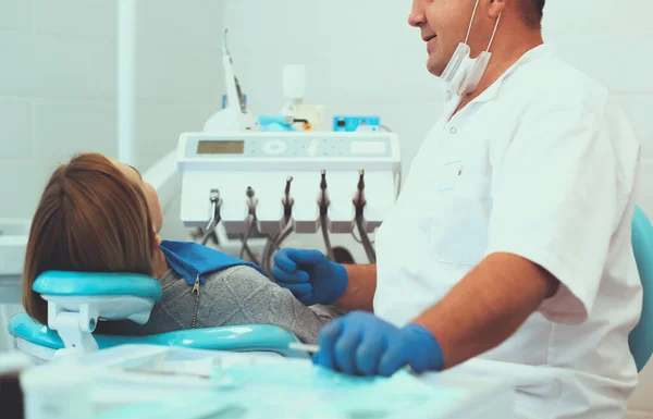 Лікар і пацієнт в стоматологічній клініці — стокове фото