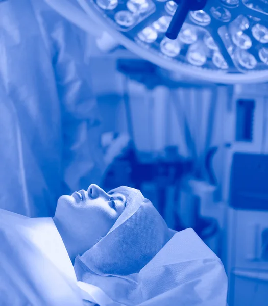 Chirurg bei der Arbeit im OP — Stockfoto