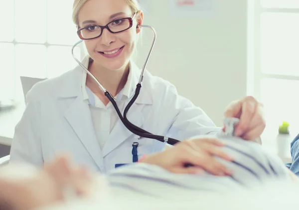 Docteur et patient discutant de quelque chose assis à la table. Médecine et soins de santé concept — Photo