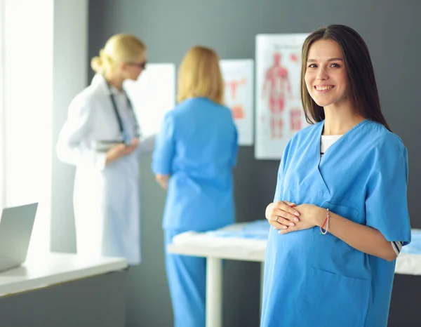 Красива усміхнена вагітна жінка з лікарем у лікарні — стокове фото