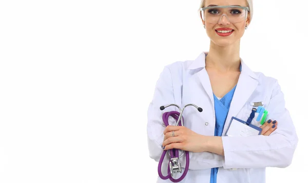 Πορτρέτο της γυναίκας γιατρό στέκεται ενάντια απομονώνονται σε λευκό φόντο. Γυναίκα γιατρός. — Φωτογραφία Αρχείου