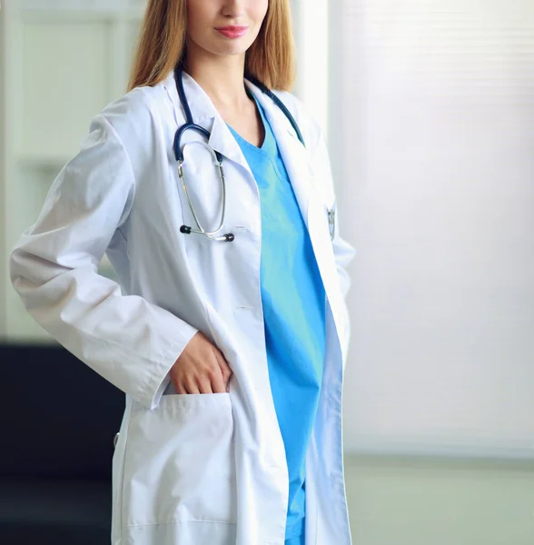 Ritratto di medico donna nel corridoio dell'ospedale — Foto Stock