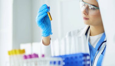 Laboratuvar asistanı bir kan örneğini analiz ediyor.