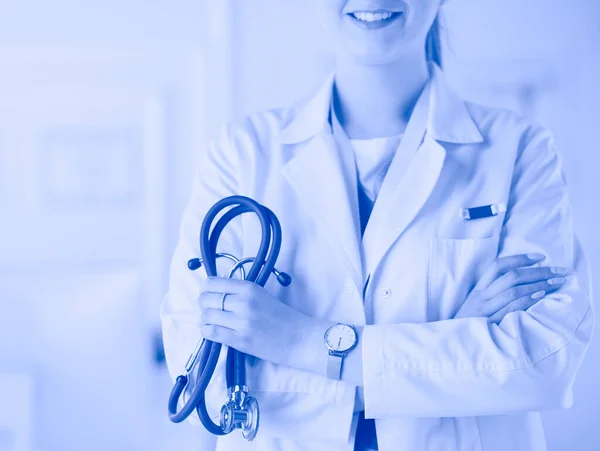 Leende läkare kvinna med stetoskop på sjukhus — Stockfoto