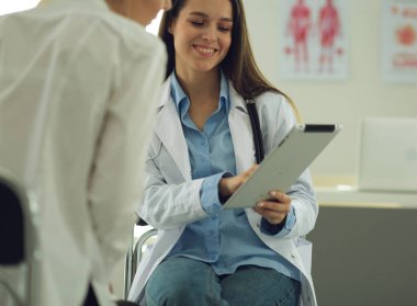 Doktor ve hasta masada otururken bir şey tartışıyorlar. İlaç ve sağlık hizmetleri kavramı