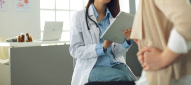 Doktor ve hasta masada otururken bir şey tartışıyorlar. İlaç ve sağlık hizmetleri kavramı