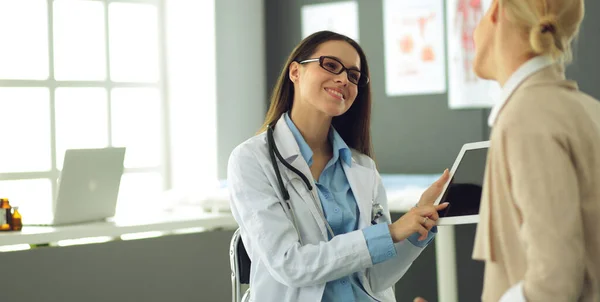 Doctor y paciente discutiendo algo mientras están sentados en la mesa. Concepto de medicina y salud — Foto de Stock