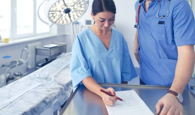 Ameliyathanede çalışan bir cerrah.