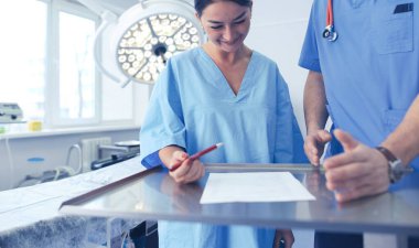 Ameliyathanede çalışan bir cerrah.