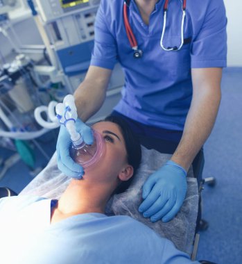 Ameliyathanede çalışan bir cerrah.