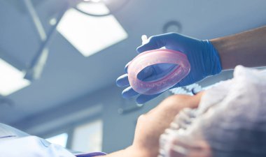 Ameliyathanede çalışan bir cerrah.