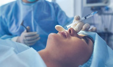 Ameliyathanede çalışan bir cerrah.