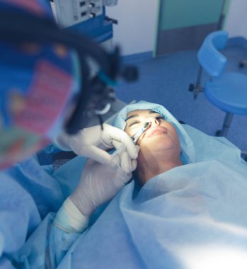 Ameliyathanede çalışan bir cerrah.