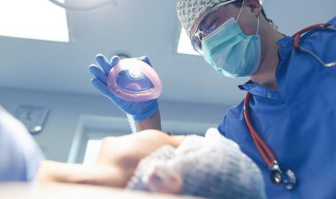 Ameliyathanede çalışan bir cerrah.