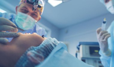 Ameliyathanede çalışan bir cerrah.