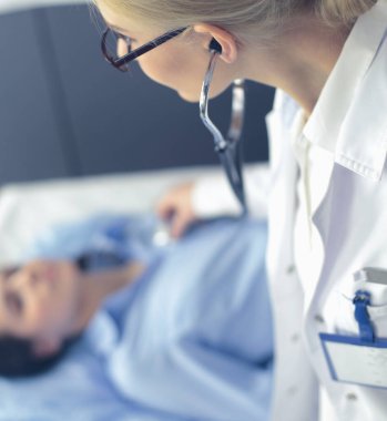 Doktor ve hasta masada otururken bir şey tartışıyorlar. İlaç ve sağlık hizmetleri kavramı