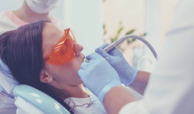 Ofisteki genç dişçi.