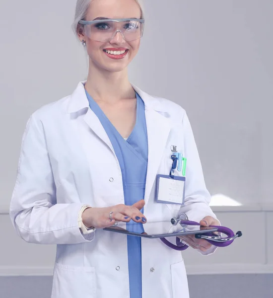 女医生使用数字平板电脑，站在白色背景上。女医生. — 图库照片