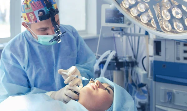 Homme chirurgien au travail en salle d'opération — Photo