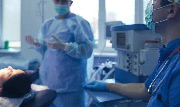 Homem cirurgião no trabalho na sala de cirurgia — Fotografia de Stock