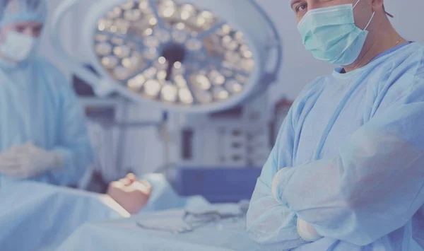Мужской хирург на заднем плане в операционной — стоковое фото