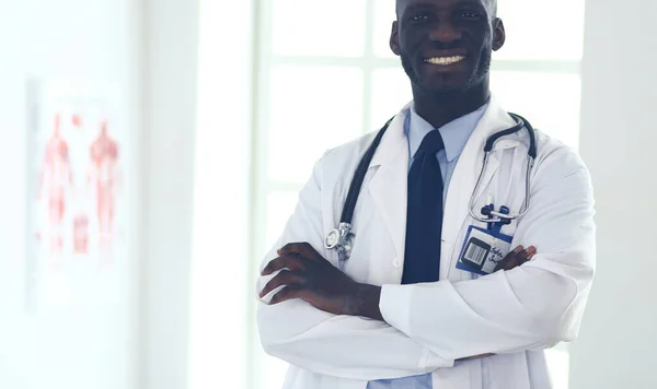 Glad afro man läkare porträtt med armarna korsade — Stockfoto