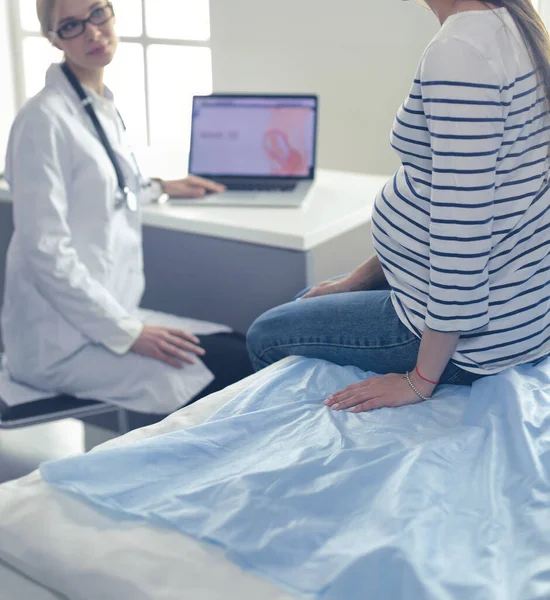 Beautiful smiling pregnant woman with the doctor at hospital — Stock Photo, Image