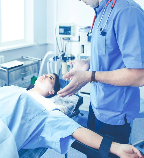 Man chirurg aan het werk in de operatiekamer — Stockfoto