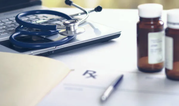 Laptop, stetoskop, burk med piller, rx på skrivbordet — Stockfoto