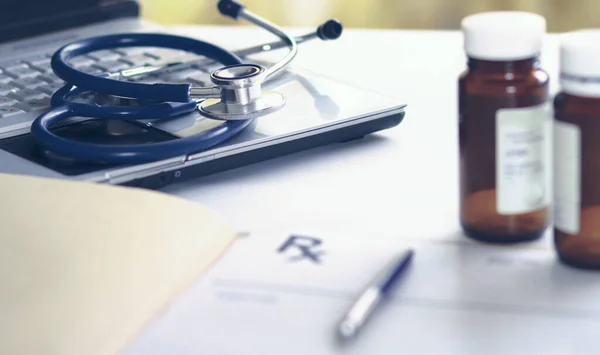 Laptop, estetoscopio, botella de pastillas, rx en el escritorio — Foto de Stock