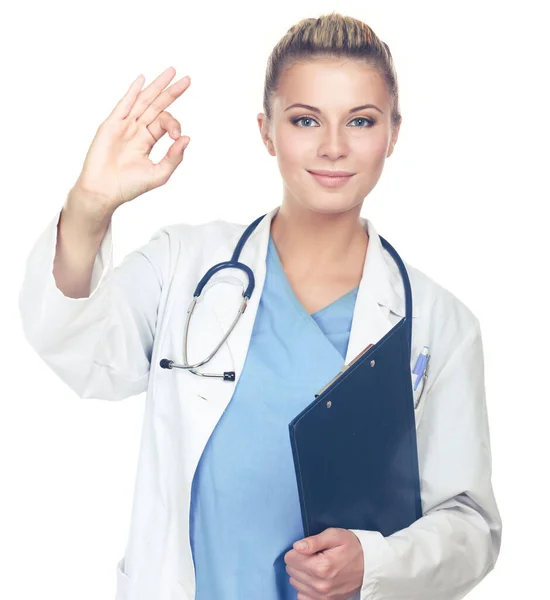 En kvinnlig läkare visar en skylt okej med mapp isolerad på vit bakgrund. — Stockfoto