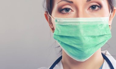 Gri arkaplanda klasörü ve steteskopu olan bir maske içindeki portre doktoru veya doktor..