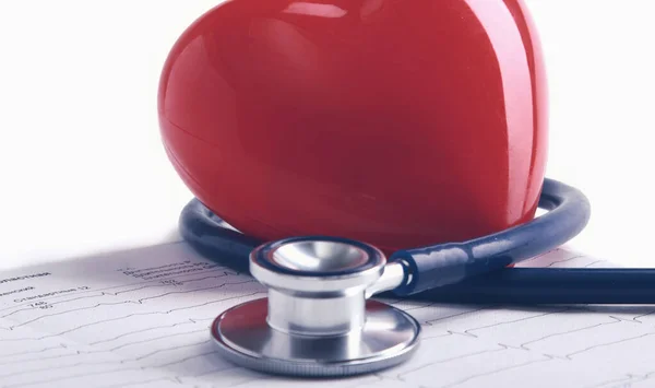Червоне серце і стетоскоп — стокове фото