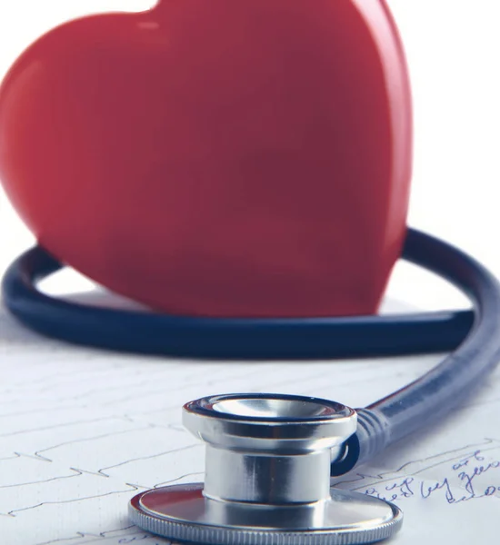 Coração vermelho e um estetoscópio — Fotografia de Stock