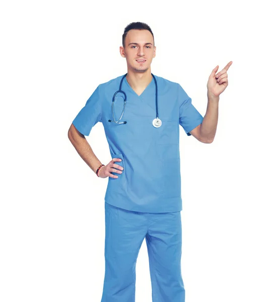 Молодий і впевнений чоловічий портрет лікаря, що стоїть в лікарні — стокове фото