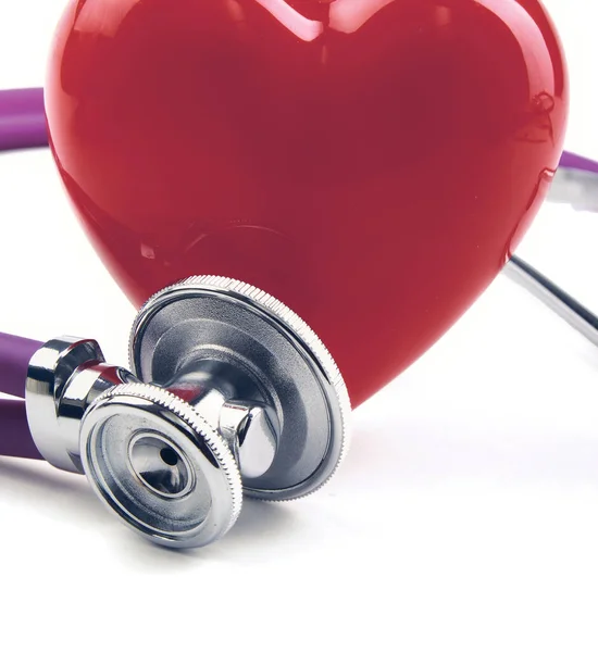 Красное сердце и стетоскоп — стоковое фото
