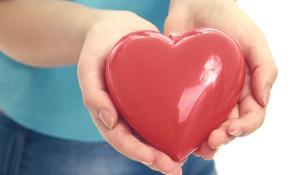 Doctora con estetoscopio sosteniendo el corazón, sobre fondo claro —  Fotos de Stock