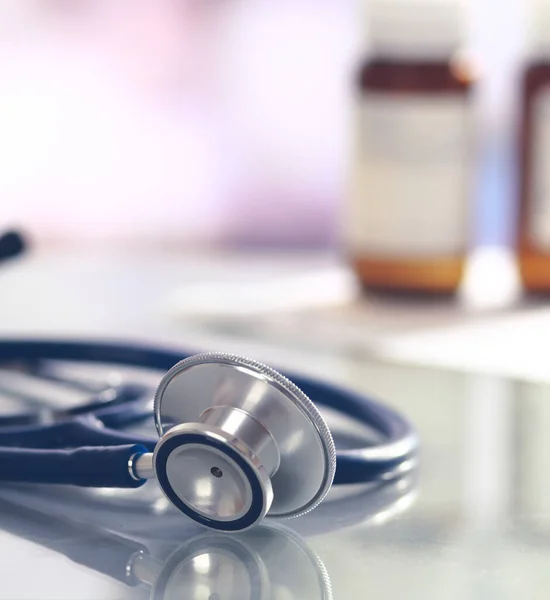 Pills and a stethoscope — Stock Photo, Image