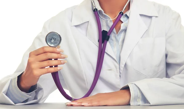 Médica usando estetoscópio isolado em fundo cinza . — Fotografia de Stock