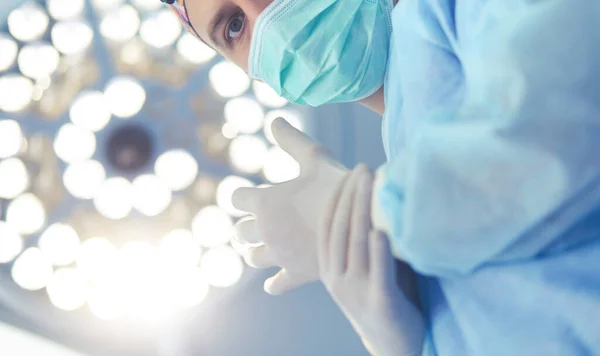 Ameliyat odasında arka planda erkek cerrah var. — Stok fotoğraf