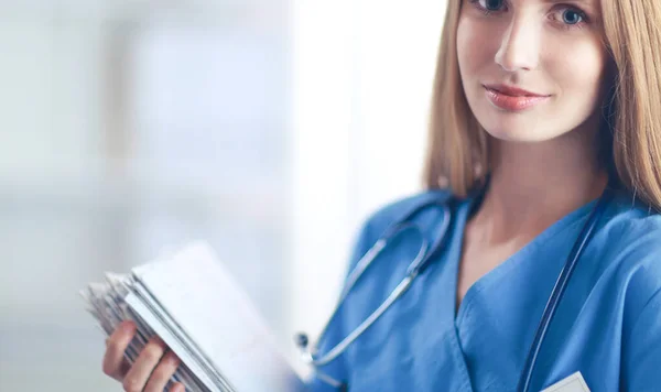 La doctora está parada en la ventana cercana. — Foto de Stock