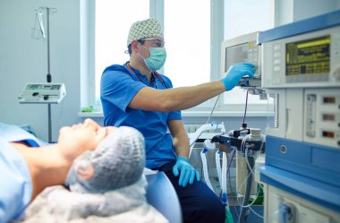 Ameliyathanede çalışan bir cerrah.