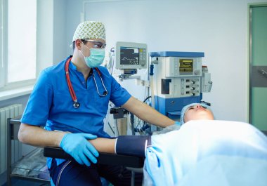 Ameliyathanede çalışan bir cerrah.